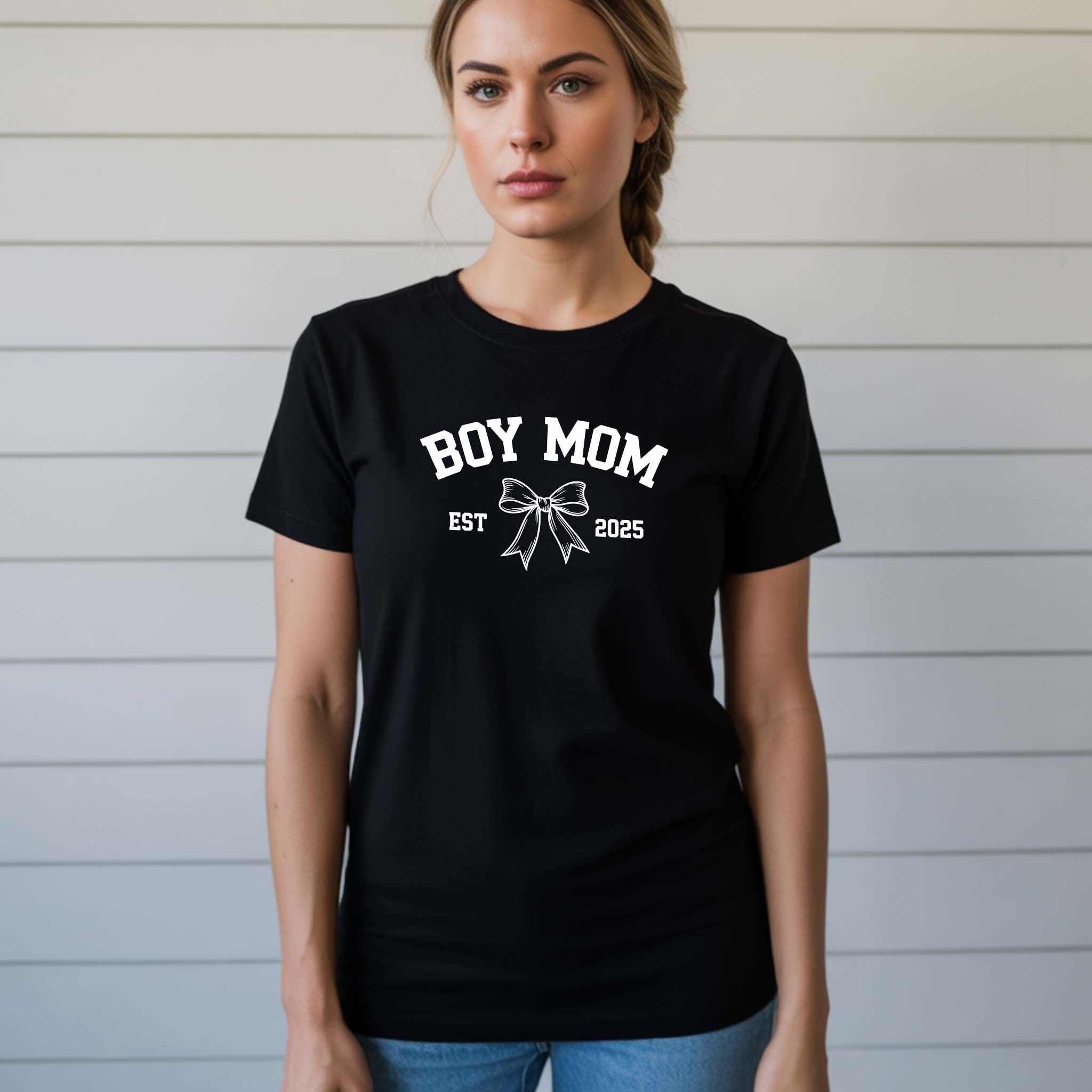 T-shirt Dia da Mãe - Premium Algodão "BOY MOM - EST 2025"