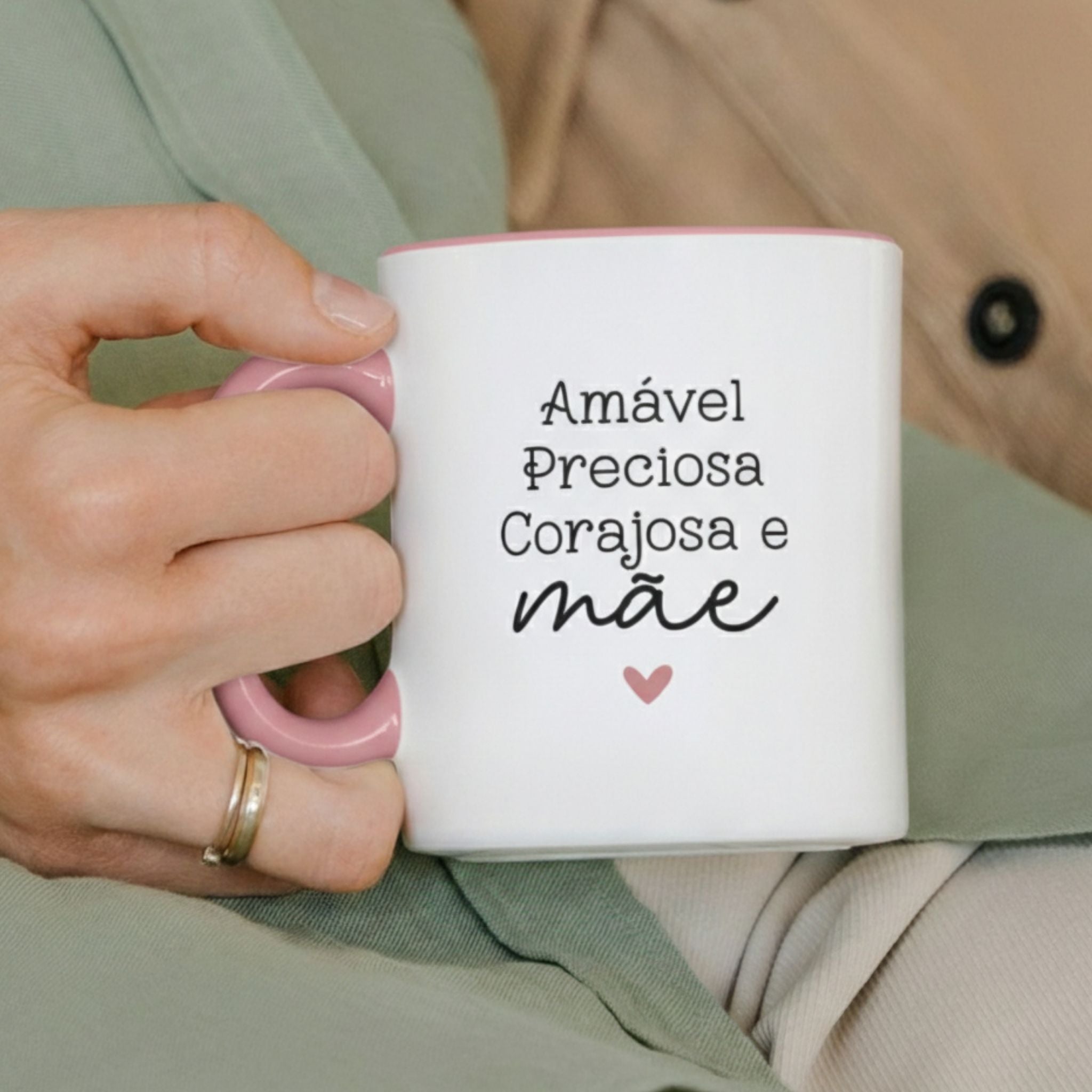Caneca Dia da Mãe - "Amável, Preciosa, Corajosa e Mãe" | Edição Dia da Mãe